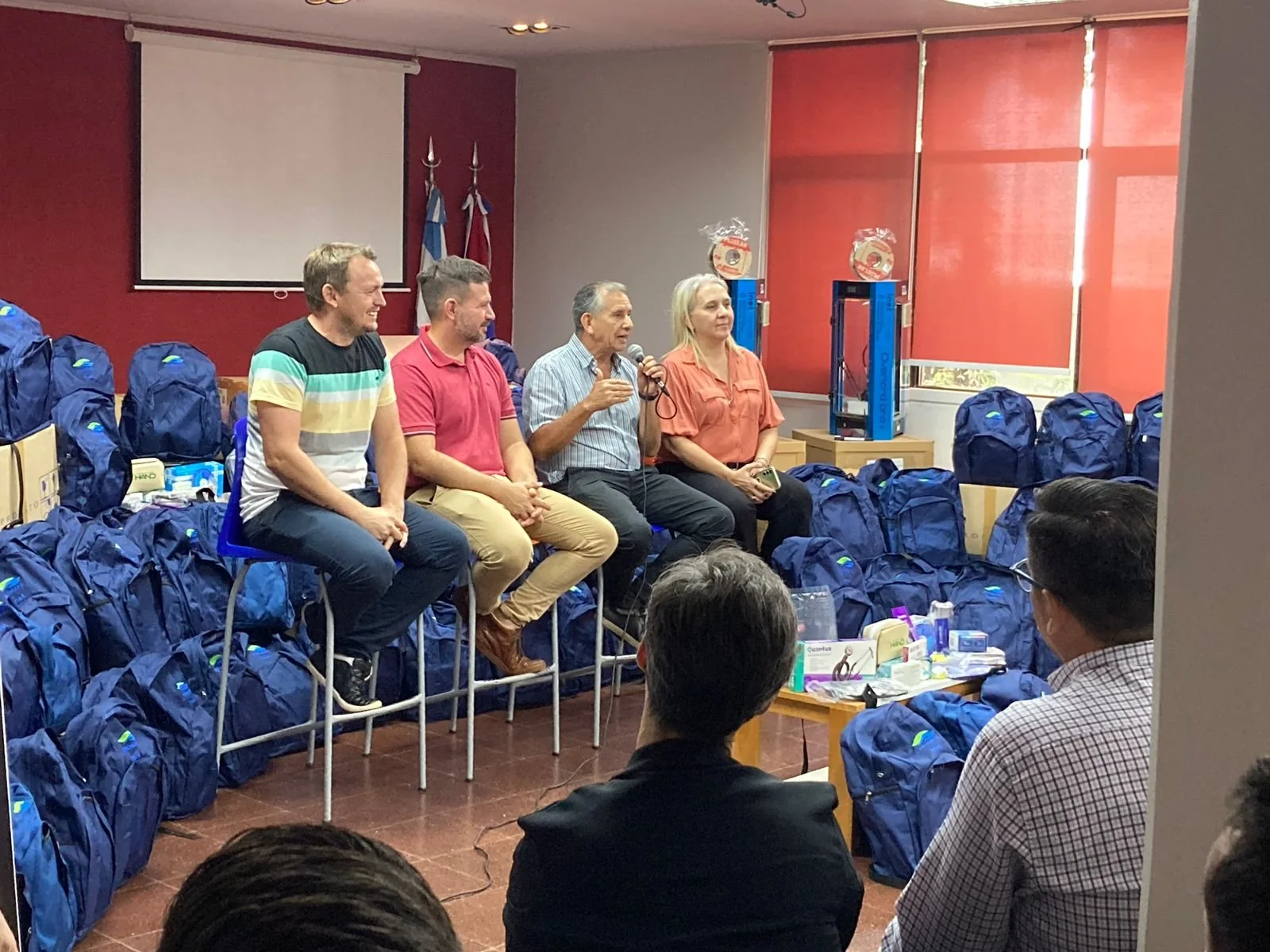 Entrega de Mochilas técnicas, para estudiantes de enfermería